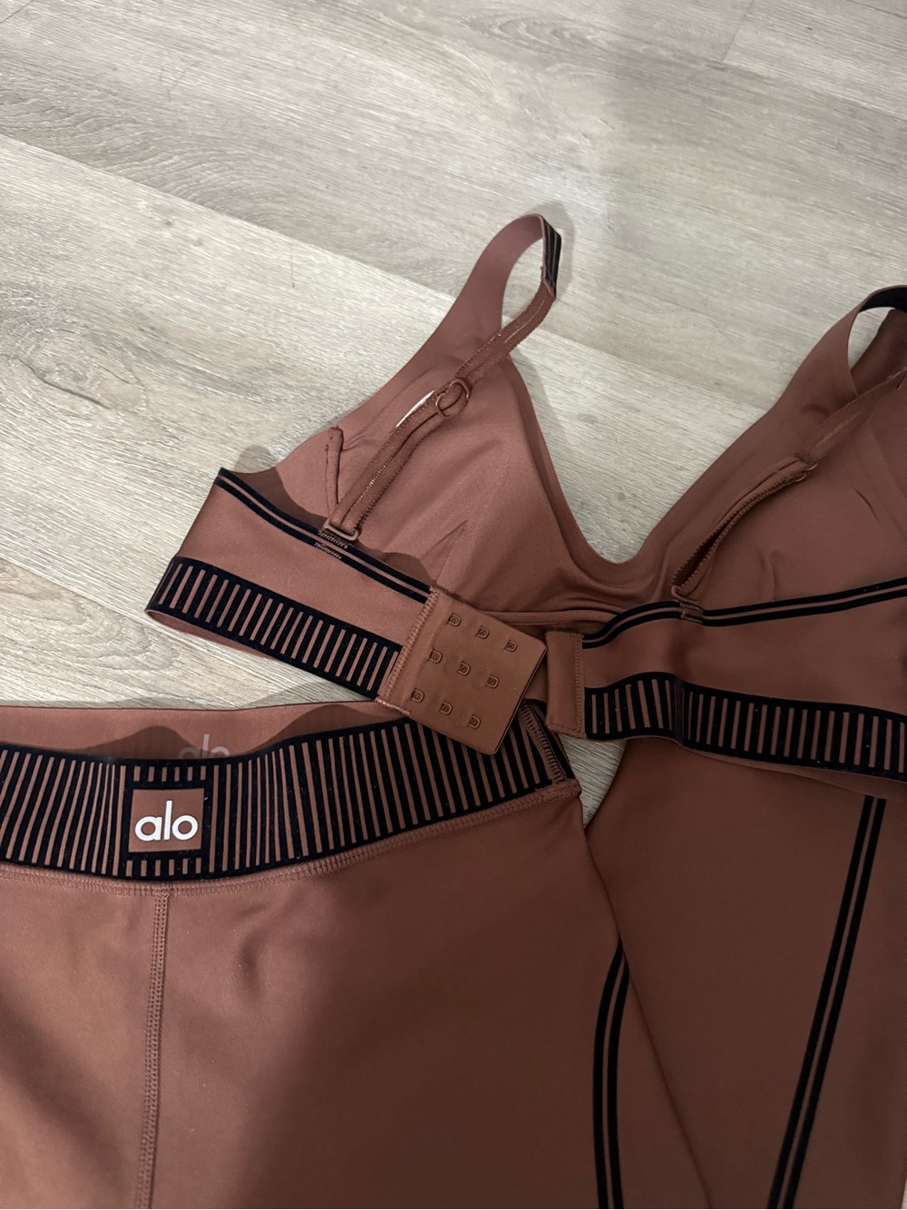 New Alo Brown Seam Detail Sports Bra & Leggings Set - Picture 4 of 5